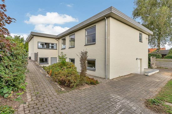 Top 6 over dyreste boliger til salg i Låsby. Priser op til 5.990.000 kr