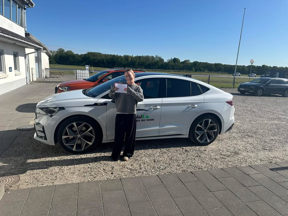 Frisdal Køreskole I/S fejrer Victorias succesfulde køreprøve