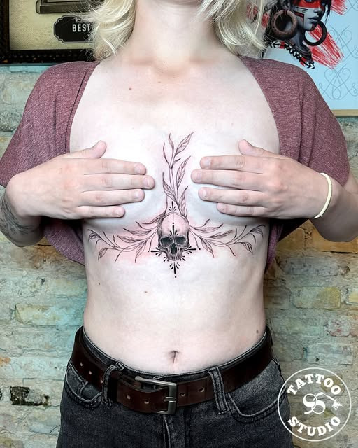 Tattoo Studio 96 viser et unikt sternum-design lavet af Alexy