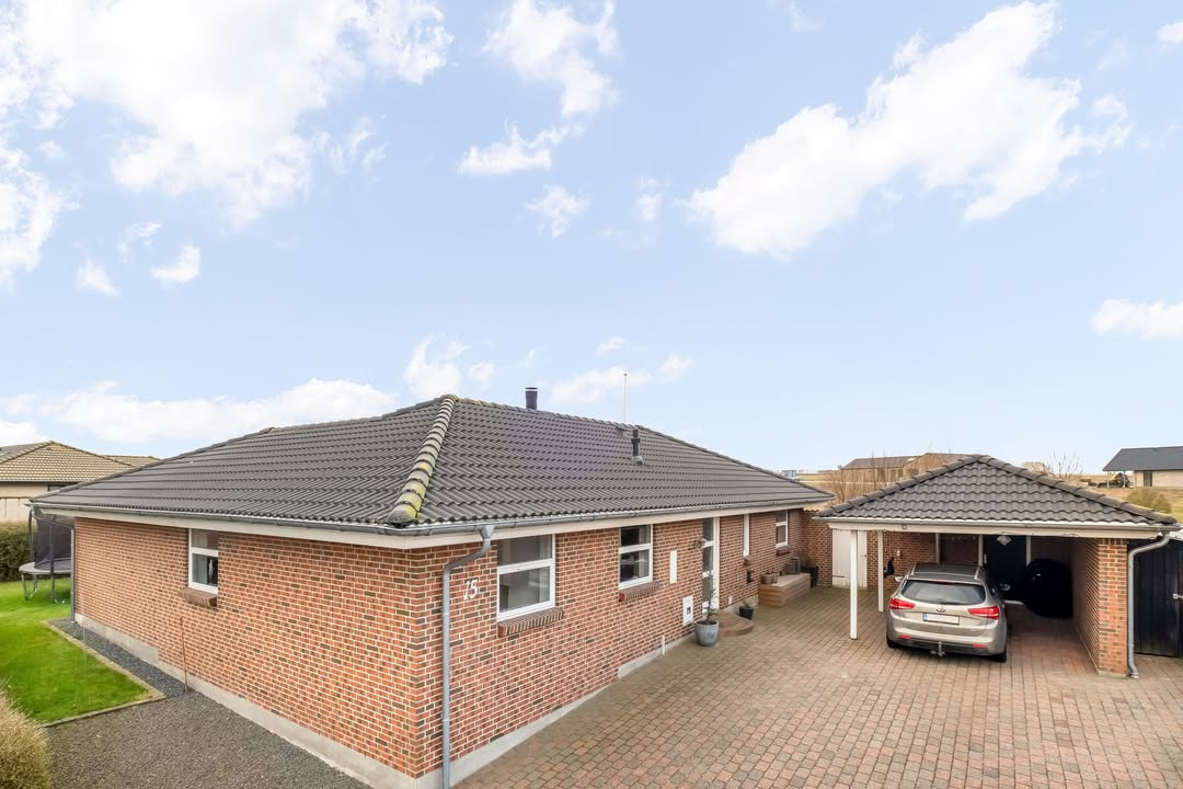 EDC Støvring præsenterer villa på Råbjergvej 15 med moderne opdateringer og skøn beliggenhed