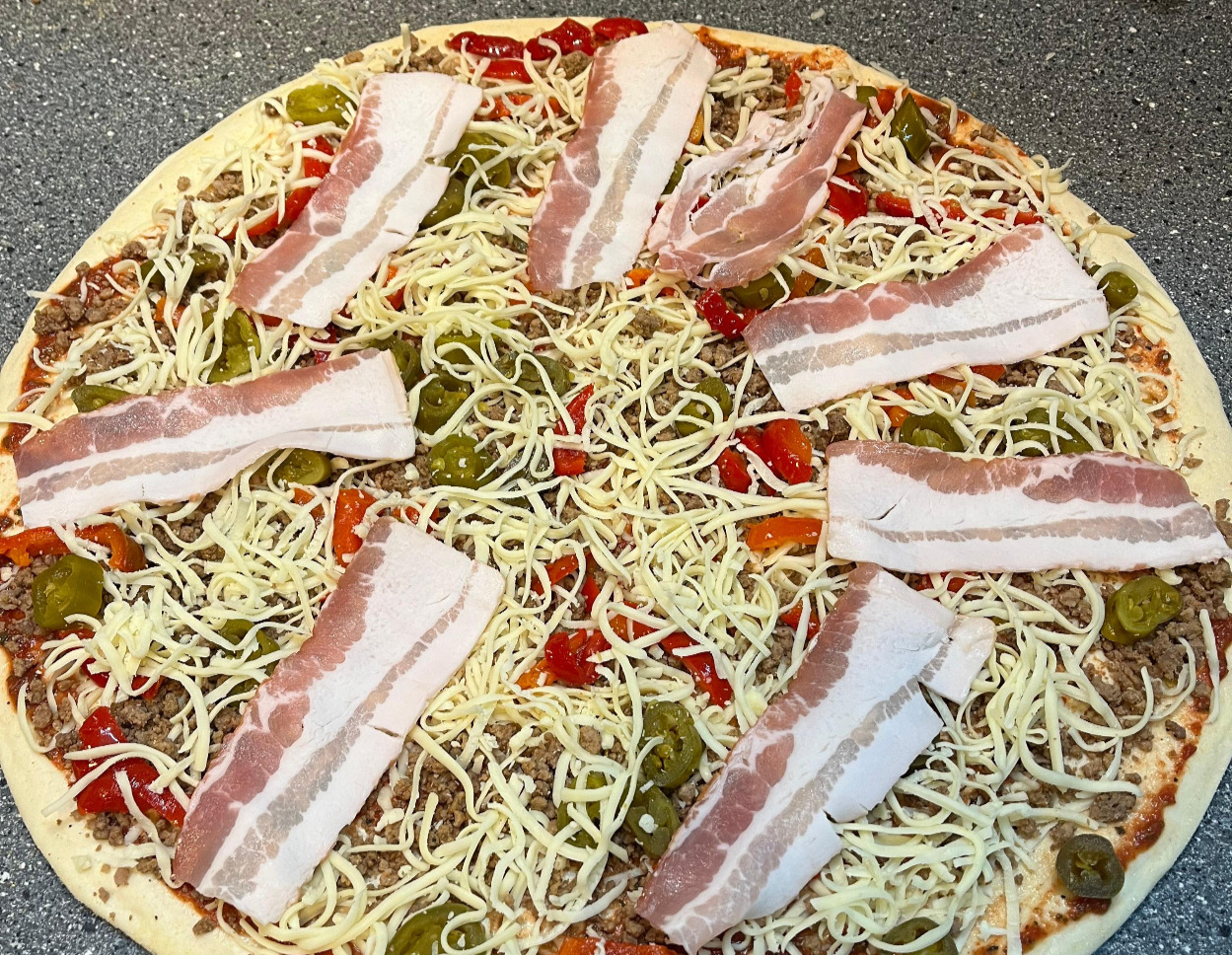 En ganske særlig pizza fås hos San Remo: Pizza med hakket oksekød, bacon, jalapenos og rød peber