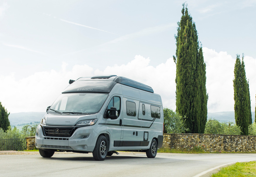 Etrusco camper van 600 DB Plus: Komfort og smukke udsigter året rundt hos HINSHØJ CARVAN