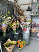 Vestergades Blomster ApS: Selvbetjening fyldt op med smukke buketter og sammenplantninger