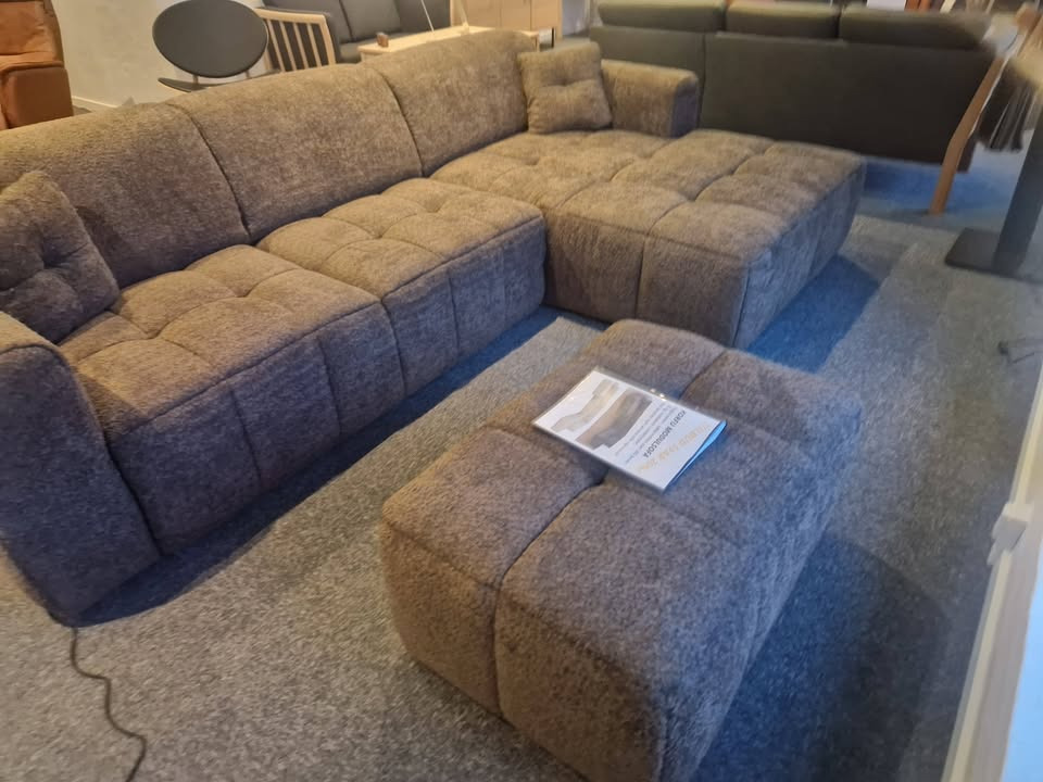 HOVELIND MØBLER præsenterer ny sofa med elektronisk fodstøtte og gratis levering