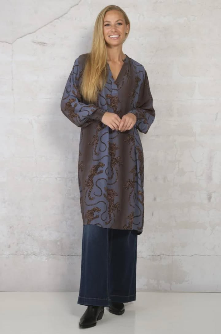 Rosengreen tilbyder flot viskosekjole til nedsat pris