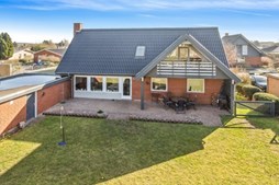 Familievilla med mange værelser centralt i Hedensted