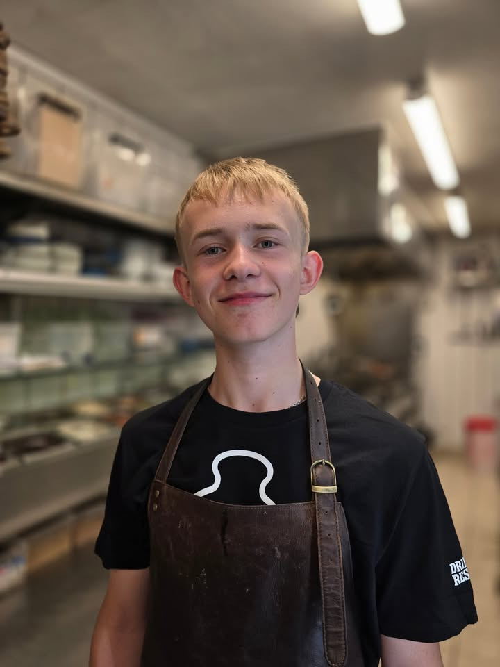 Café Tidslös byder Victor velkommen som nyt medlem af køkkenteamet