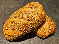 Løgstørvejens Bageri præsenterer månedens brød: En smagfuld surdejsoplevelse