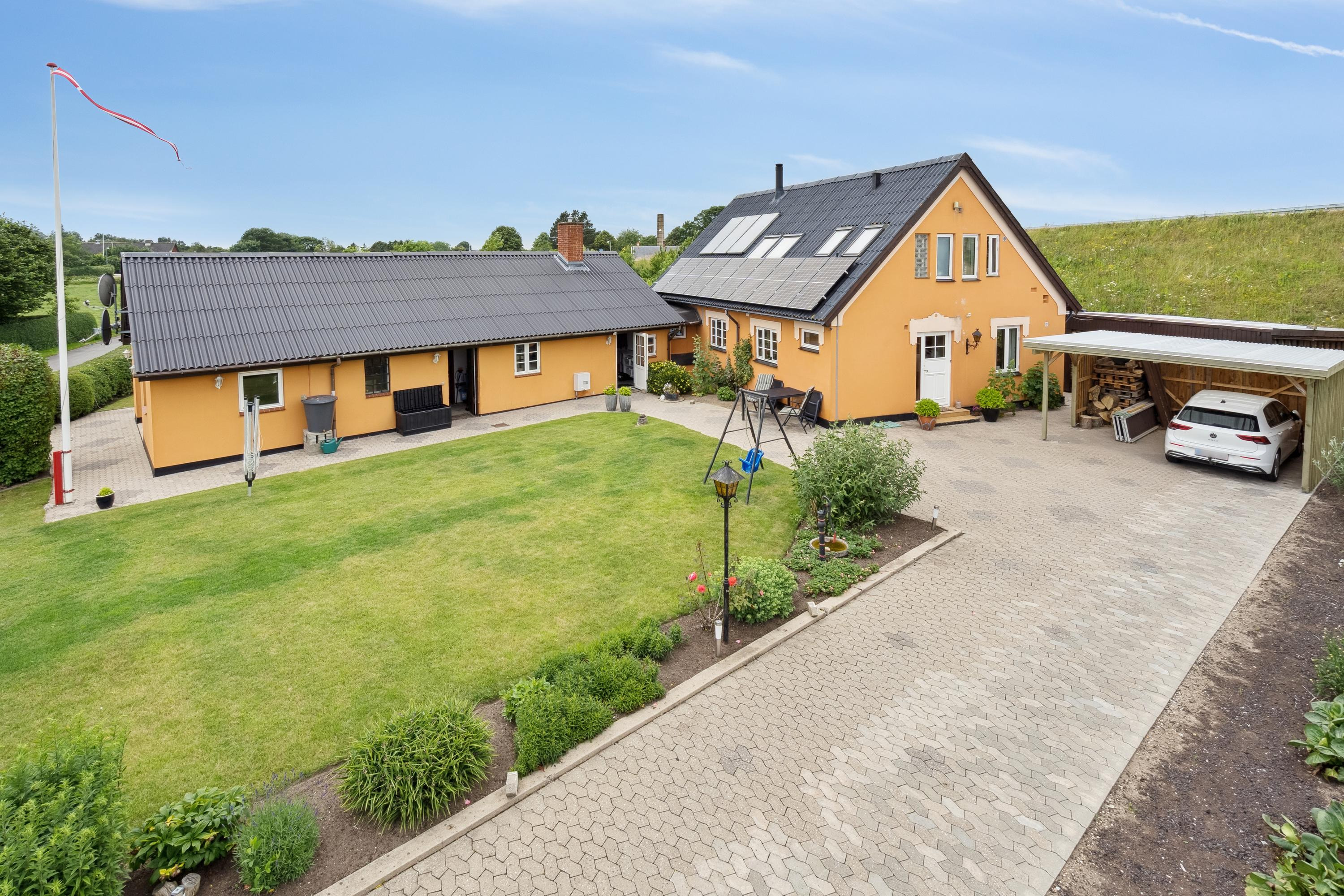 Til salg hos RealMæglerne Næstved by Bülow ApS: Villa med stor garage i Lov