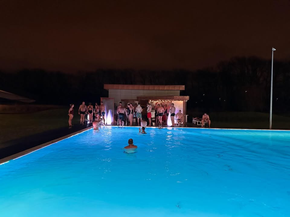 Herning Svømmehal starter juleferien med succesfuldt morgen-julegus