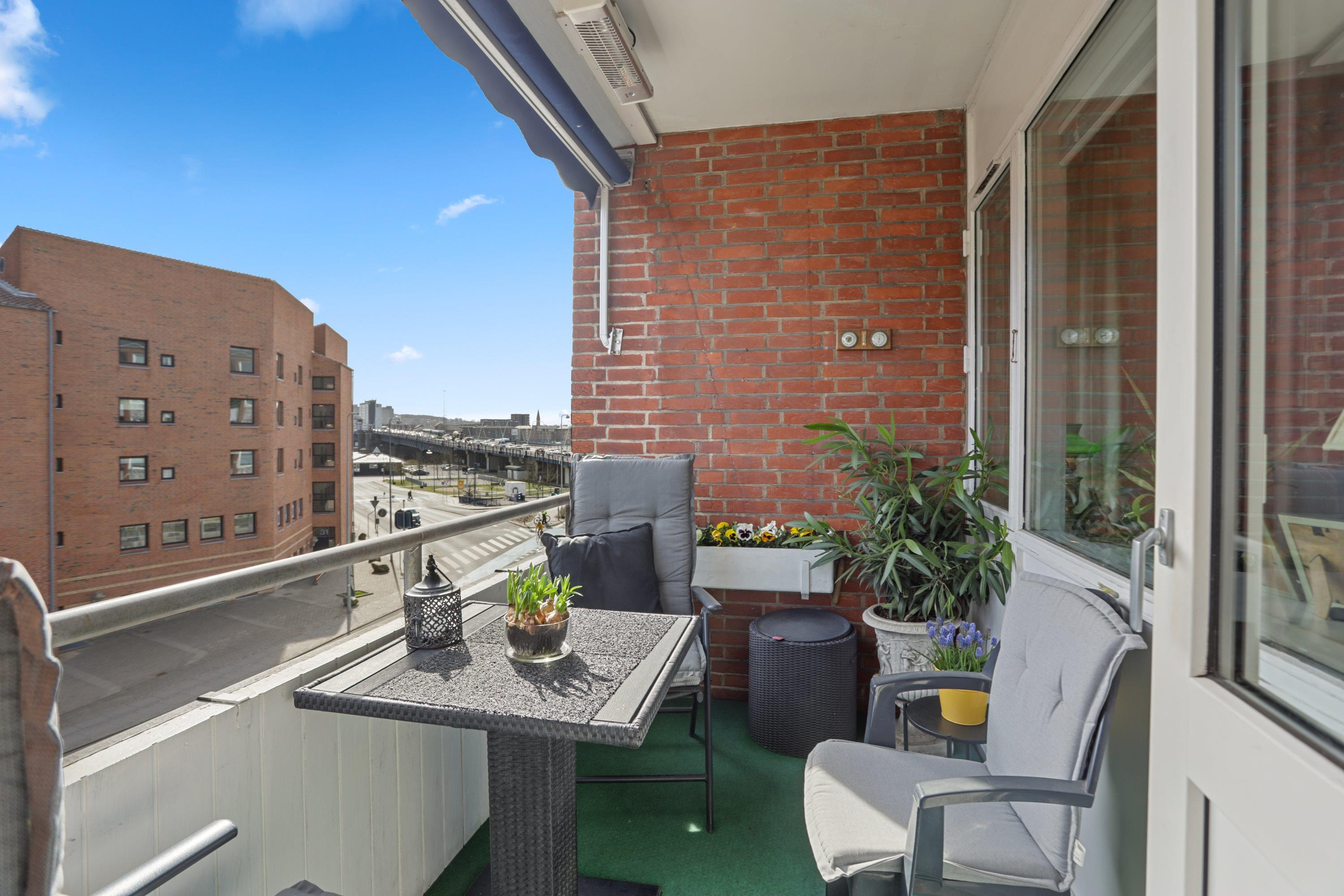 Indflytningsklar fireværelses med to udsigtsaltaner centralt i Nørresundby