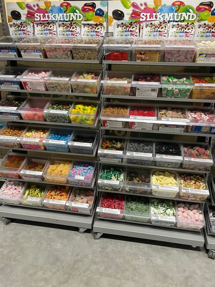 Center Kiosken byder velkommen til snolder fredag med bland selv slik og nye Bak's romkugler