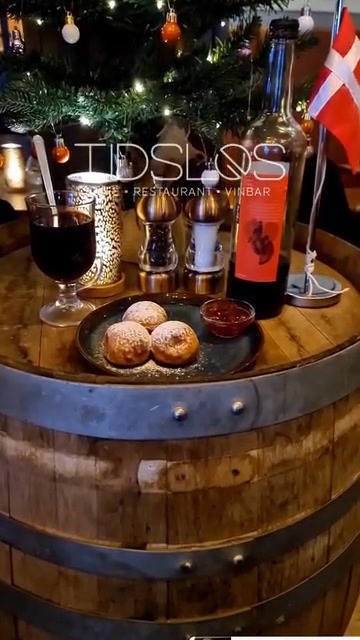 Café Tidslös lokker med stærk gløgg og lækre æbleskiver