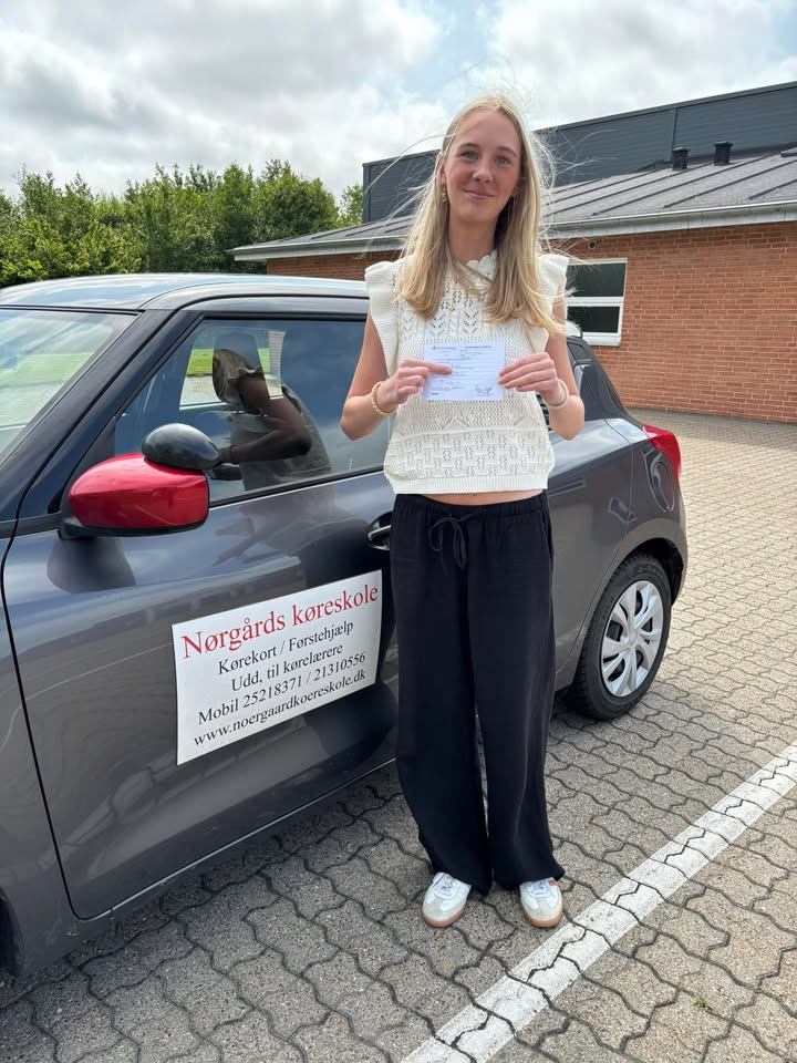 Nørgaards Køreskole fejrer ny bestået elev i Aabybro