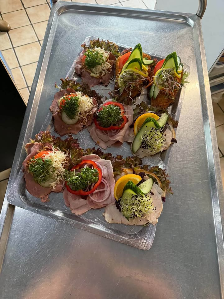 Havnens Fisk Øster Hurup har smørrebrød i dagens disk til 26 kr. stykket