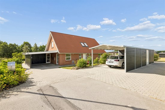 Engvejen 28 og 1 anden boliger er kommet til salg denne uge i Bjerringbro - se boligerne her.