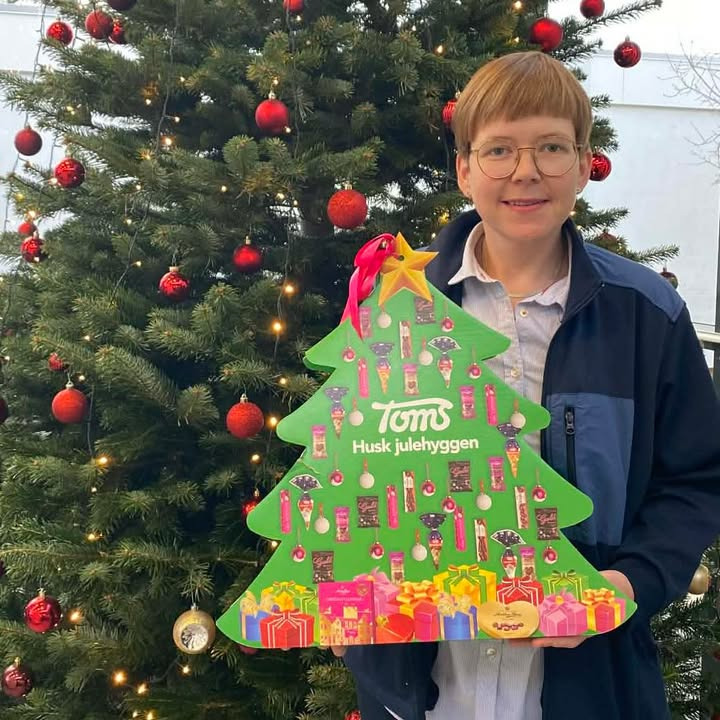 SuperBrugsen Dronninglund lancerer adventskonkurrence med gevinst af juletræ fyldt med godter fra Toms