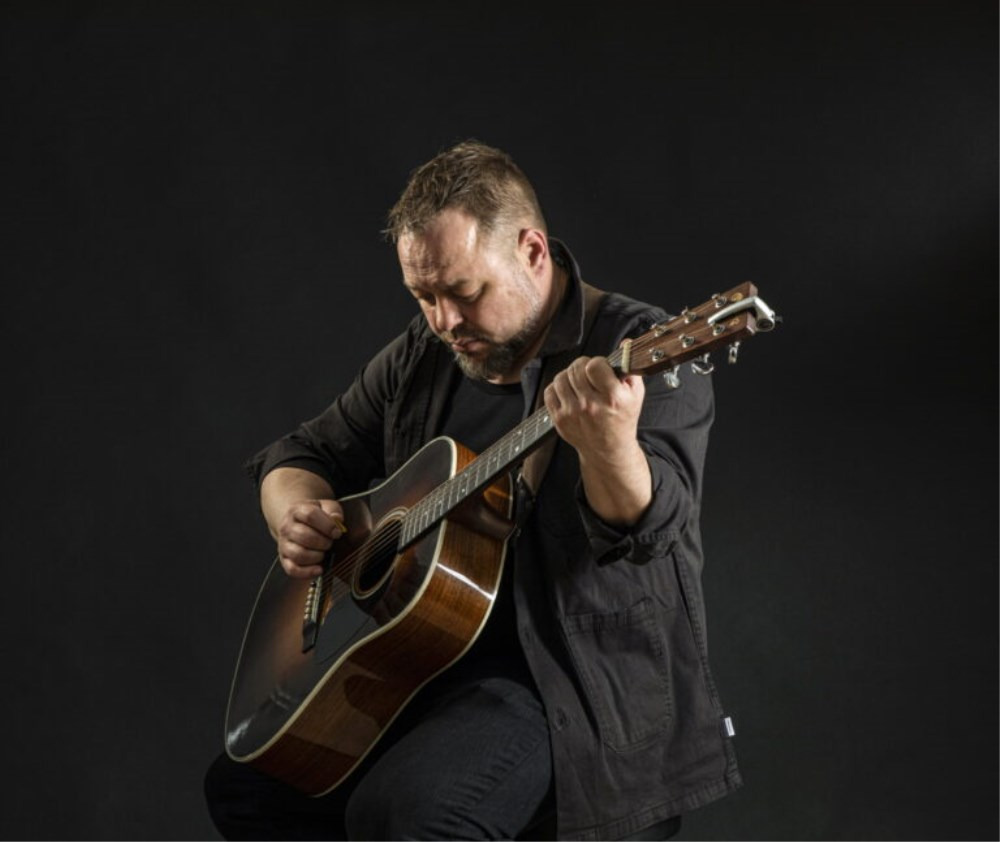 Manden & Den Øde Ø bringer træskoblues og poesi til Folkestedet