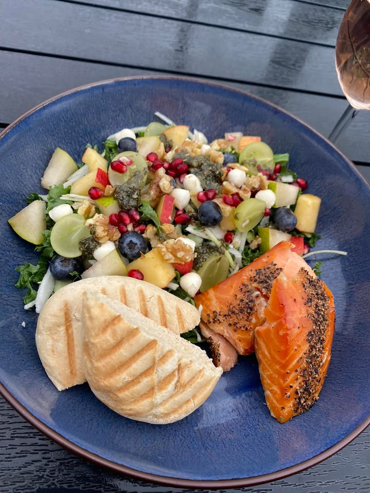 Havnens Fisk Øster Hurup byder på fredagstilbud: Salat med varmrøget fisk eller fiskesalat til 95 kr.