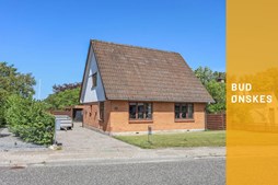 Mæglerhuset - Aabybro søger bud: Familievenlig villa med lukket have tæt på skole i Biersted