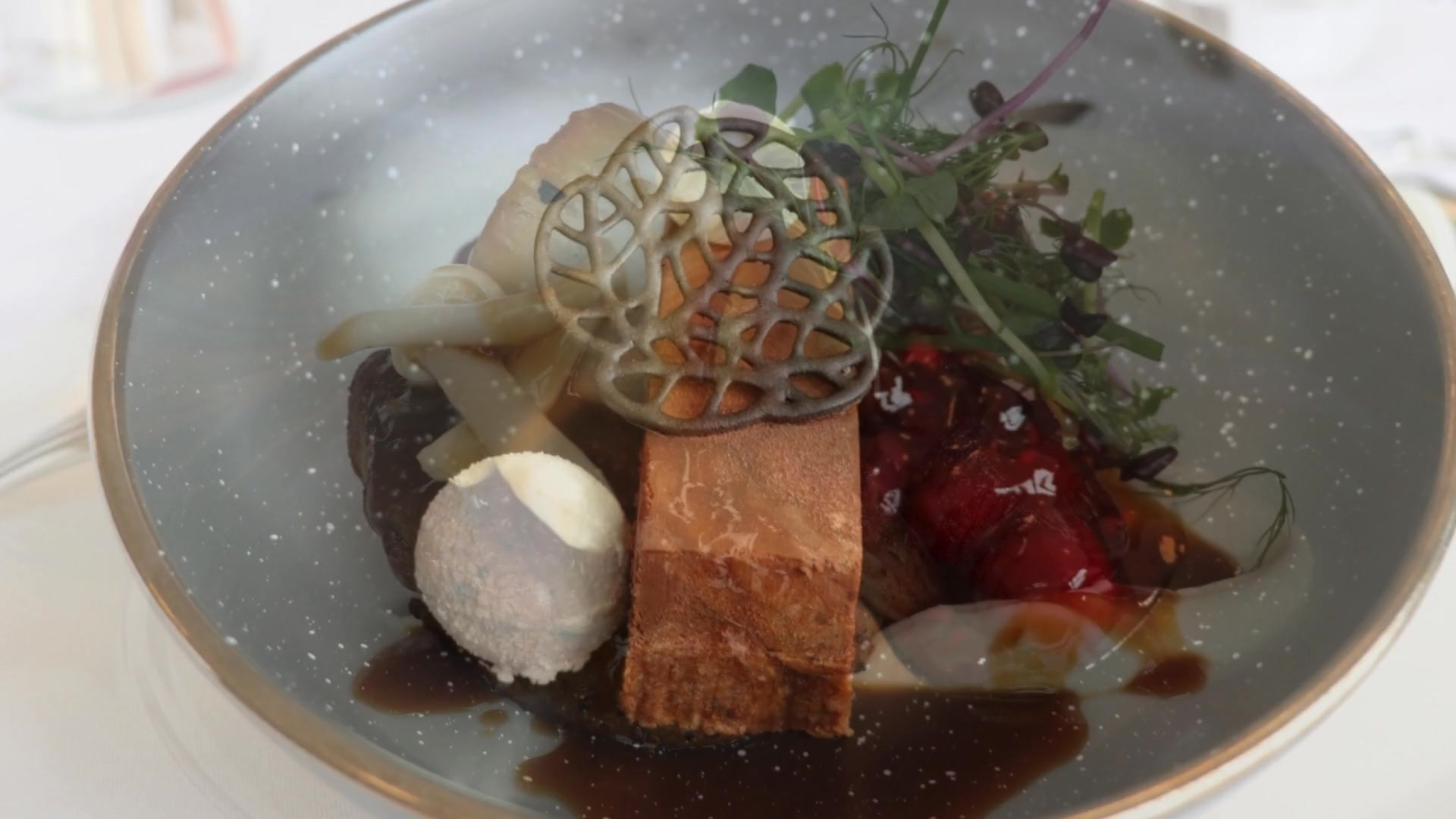 Den Brændende Kærlighed præsenterer årets nytårsmenu 2024: Gourmetoplevelser til både voksne og børn