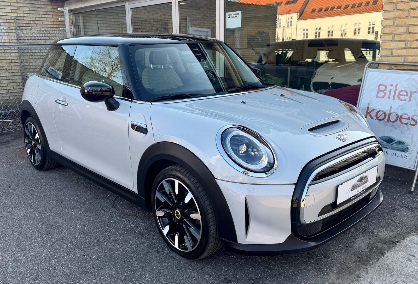 Biler netop sat til salg i Holte