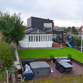 Mæglerhuset præsenterer unik udsigtsvilla ved Kridtgraven i Nørresundby
