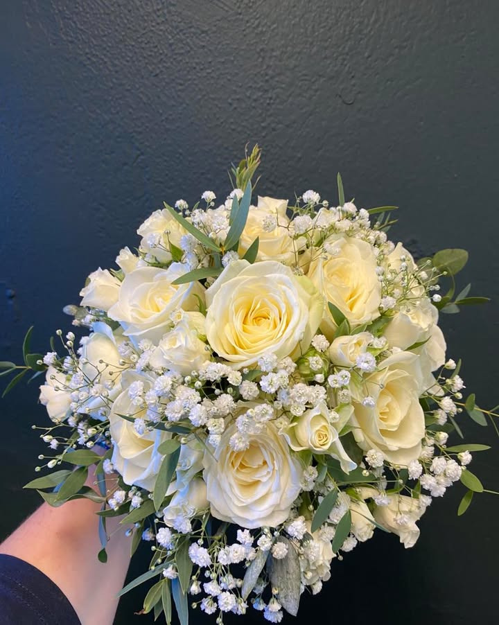 Florist Pernille DB: Personligt touch i brudebuket med farmors gamle perlekæde