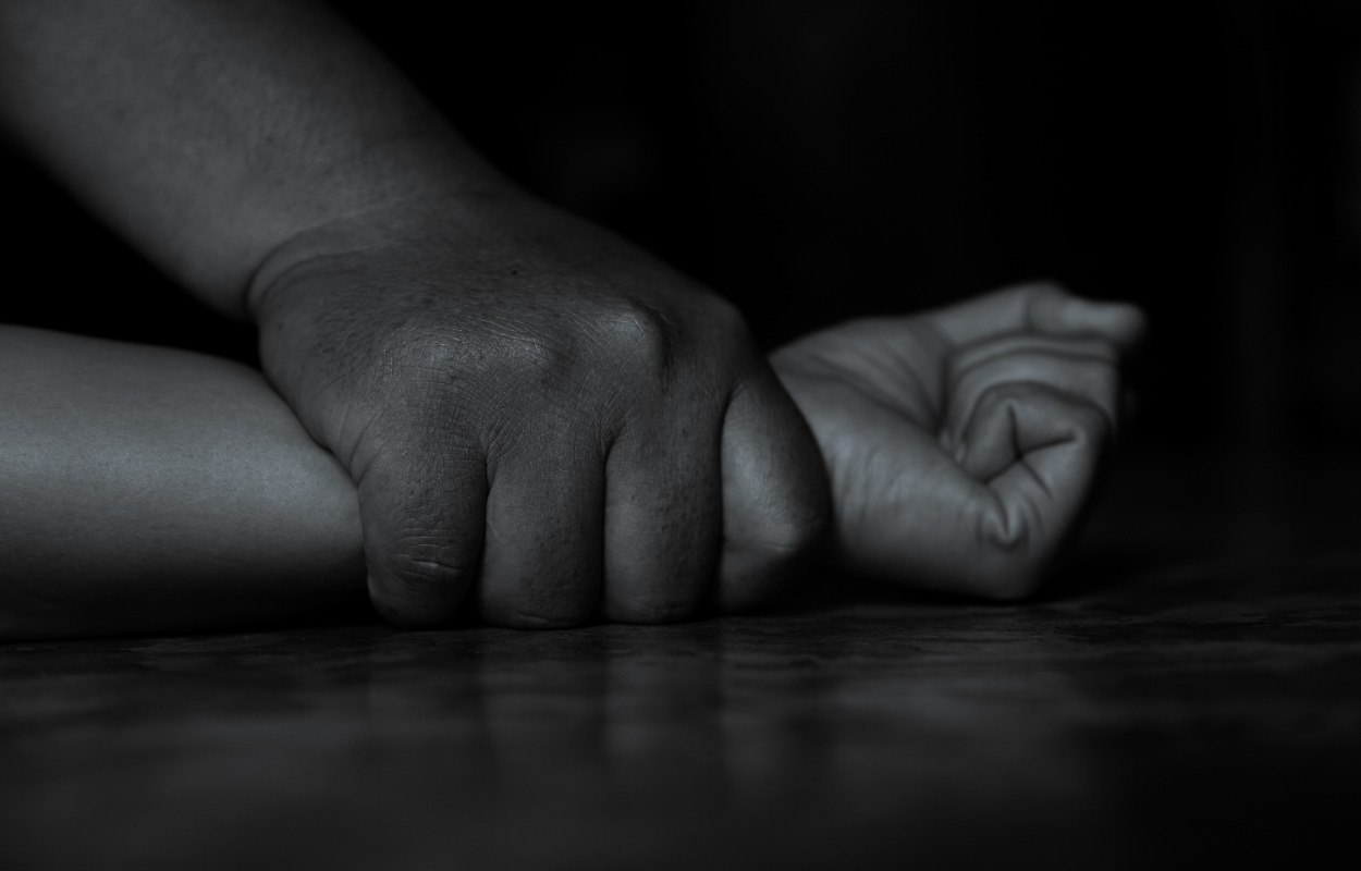 Ukendt mand efterlyses efter overgreb på ung kvinde i Randers C