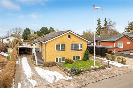 Til salg hos Nybolig Kolding: Solid villa nær Geografisk Have på 195 etagemeter