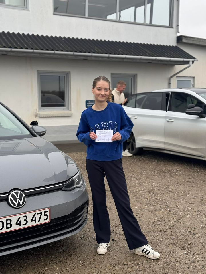 Frisdal Køreskole I/S fejrer Saras kørekort på valgdagen i USA