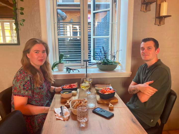 Resturant Holger ønsker Nadja tillykke med pil selv rejer og vin fra konkurrencen