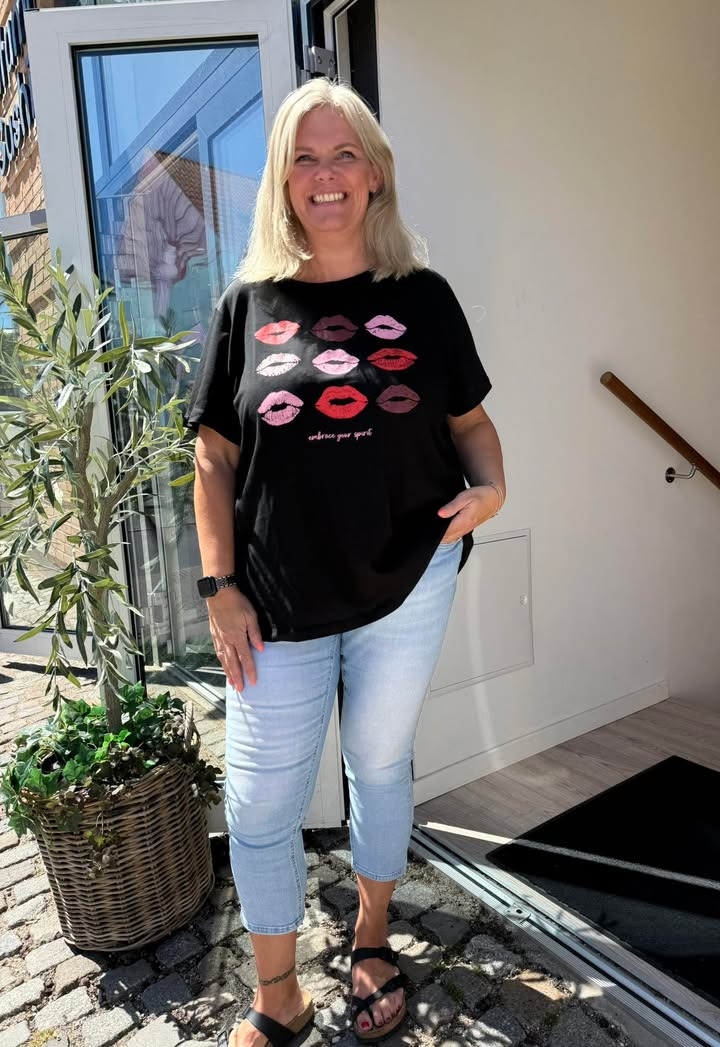 Only Curves præsenterer ny t-shirt fra Only Carmakoma til 149,95 kr.