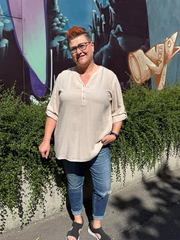 Only Curves tilbyder skjortebluse til 200 kr.