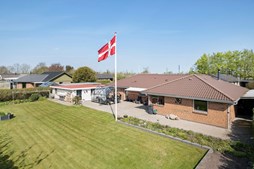 Charmerende 1-plans villa i Øster Hurup tilbyder komfort og enestående beliggenhed uden bopælspligt