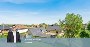 Nybolig Bjørn & Ankersen: Charmerende hus på rolig vej i Randers SV med stor grund og hyggelige udearealer