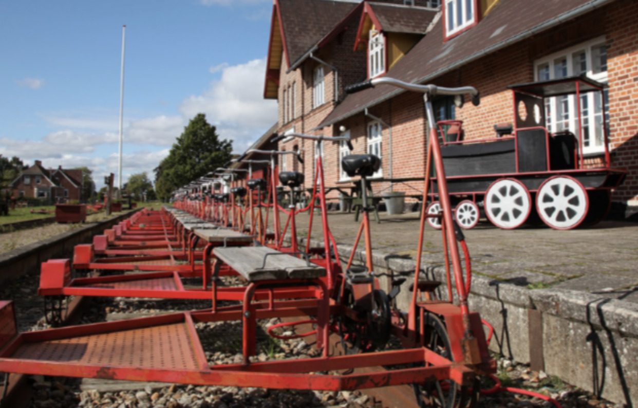 Tag med på skinnecykel ud i det blå