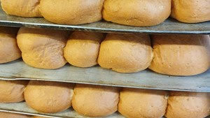 Traditionen lever videre: Løgstørvejens Bageri fortsætter med hveder