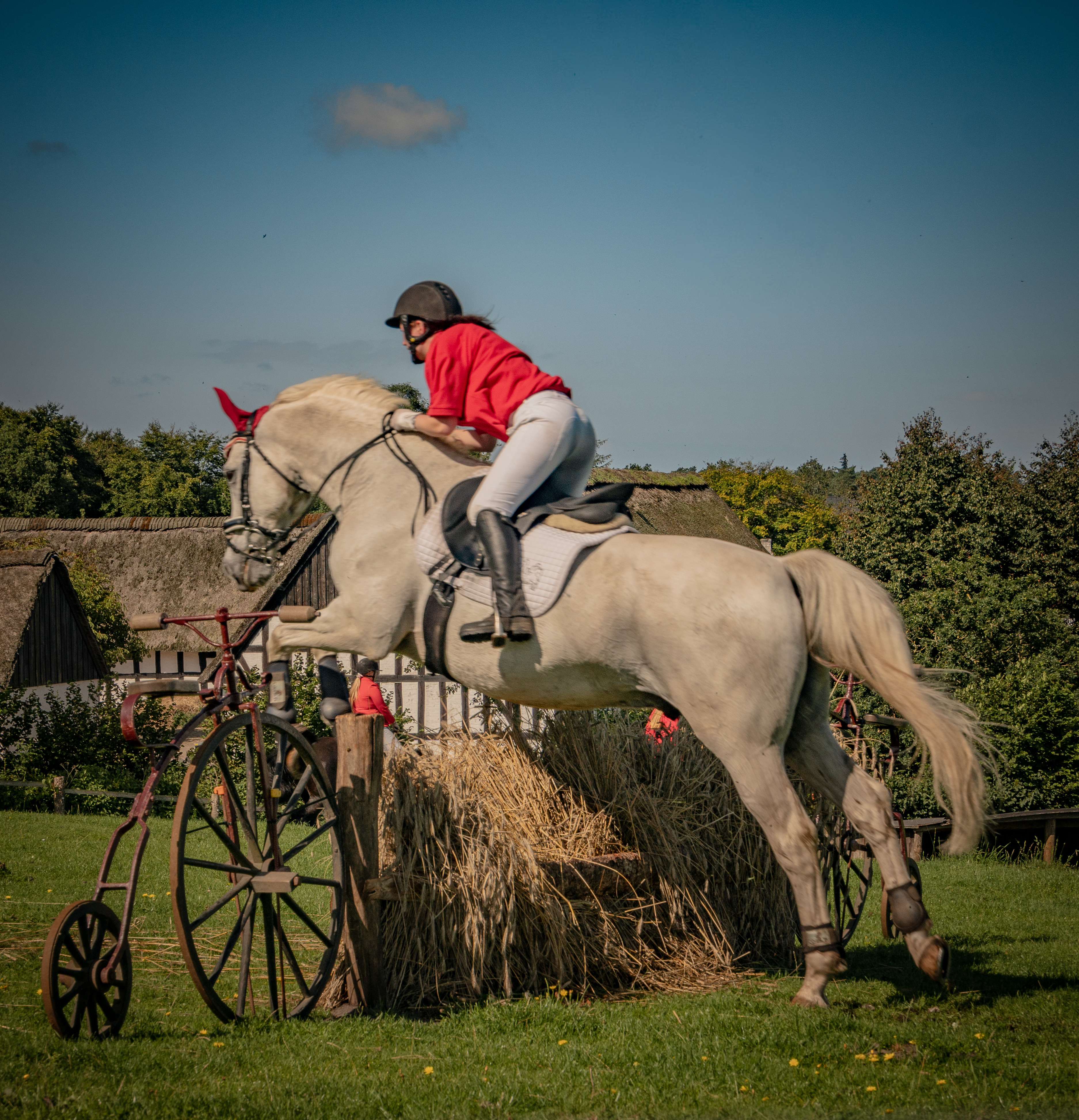 Pas på vandgraven: 80 ryttere og heste i traditionel Hubertusjagt
