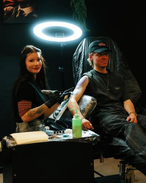 Mr. & Mrs. Tattoo skaber giraffekunst for dyrepasser Alexander