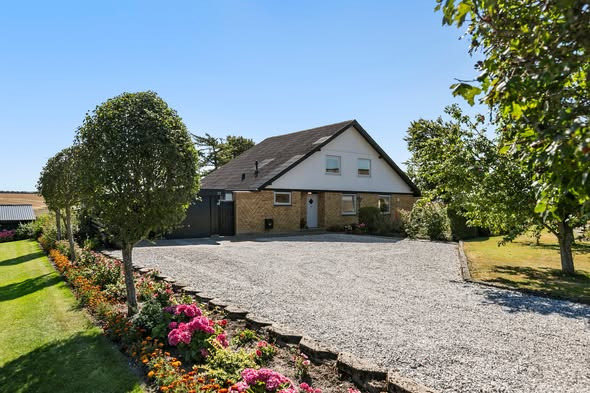 Mæglerhuset Asger Larsen præsenterer charmerende villa med idyllisk udsigt i Salling