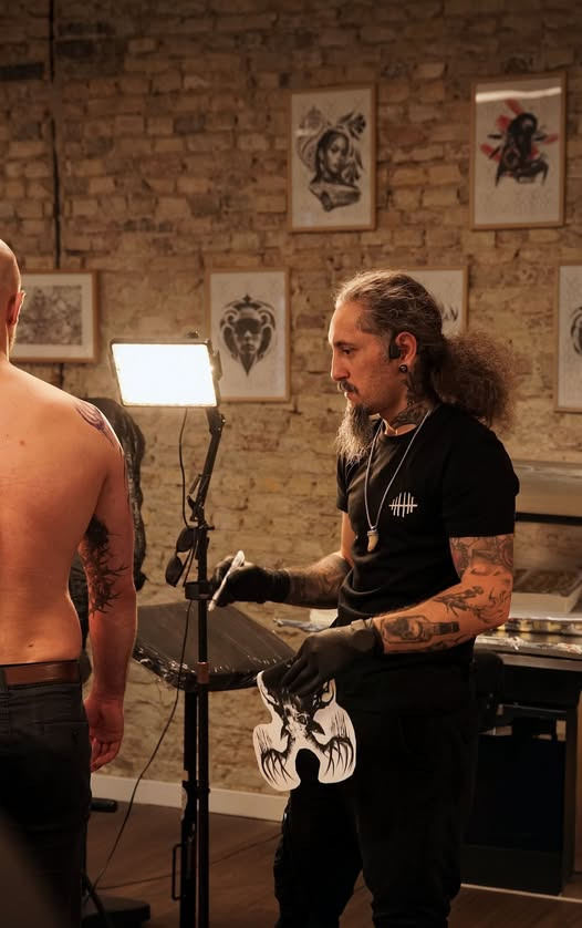 Tattoo Studio 96 deler indblik i Alexys' professionelle tatoveringsproces