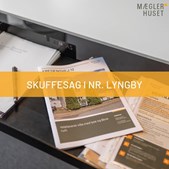 Mæglerhuset Vestkysten I/S har unik skuffesag til salg i Nr. Lyngby