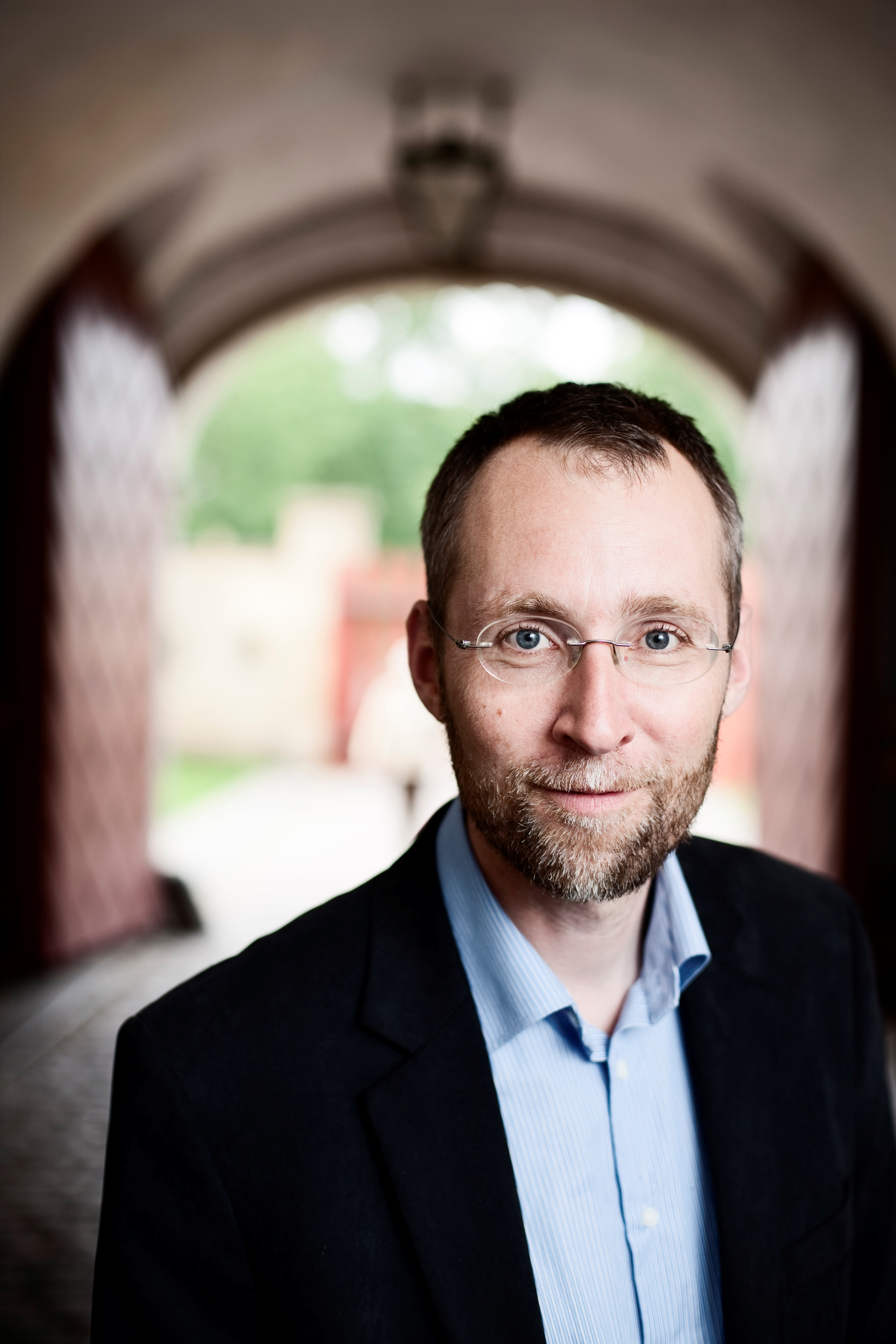 Tom Buk-Swienty præsenterer "Det ensomme hjerte" i Helgenæs Forsamlingshus