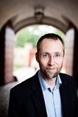 Tom Buk-Swienty præsenterer "Det ensomme hjerte" i Helgenæs Forsamlingshus