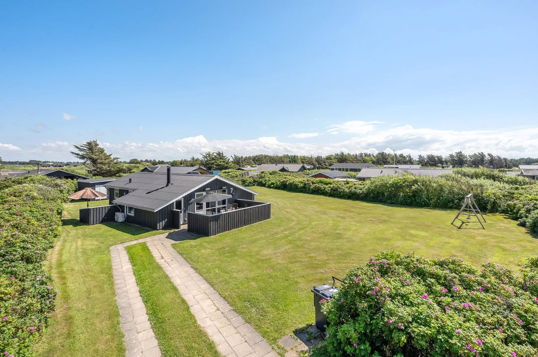 Mæglerhuset Vestkysten I/S fremhæver indbydende sommerhus i attraktivt område ved Nr. Lyngby