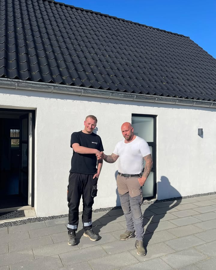 Home Brønderslev fejrer en succesfuld nøgleoverdragelse på Svennumvej 39 og søger nye landejendomme til salg
