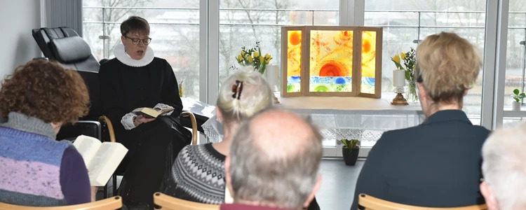 Hospice Randers indvier ny altertavle til glæde for beboere og pårørende