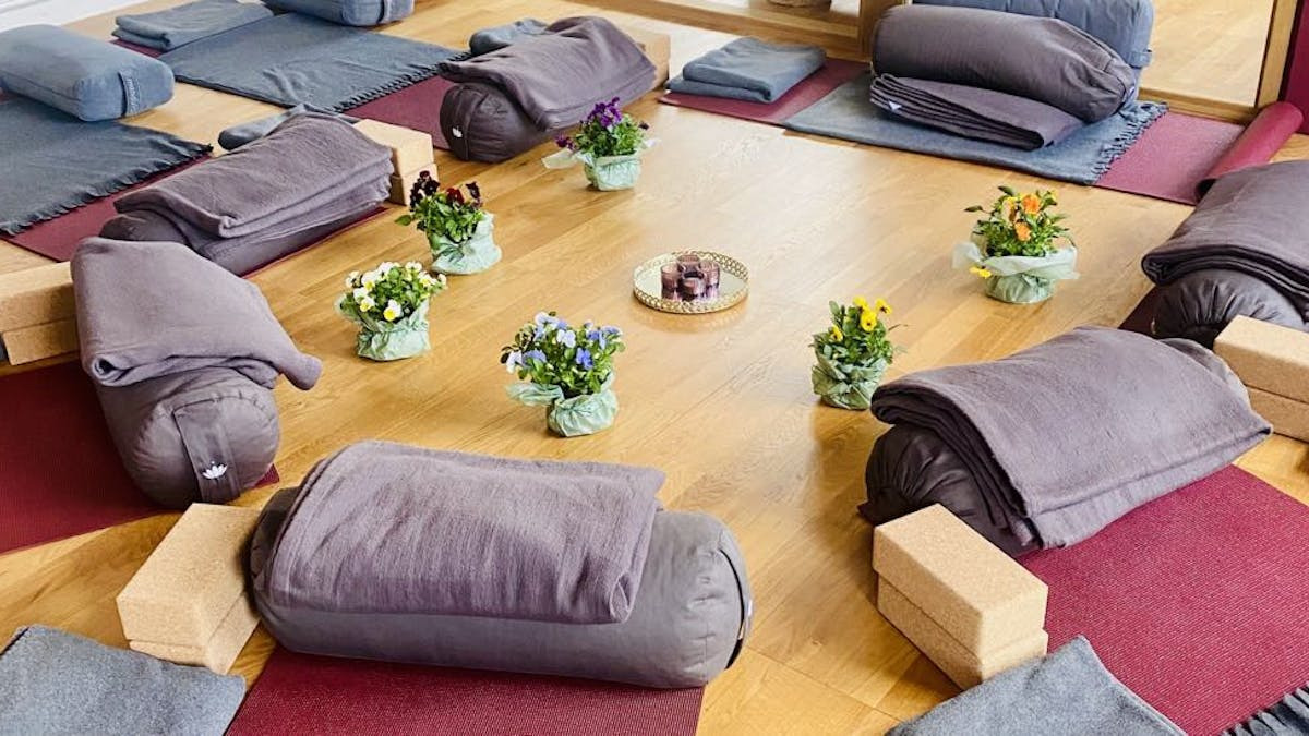 Find ro og fornyet energi med restorativ yoga i Hammel