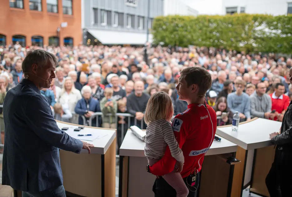 Jonas Vingegaard modtager varm hyldest i Skive efter Vuelta a España-sejr